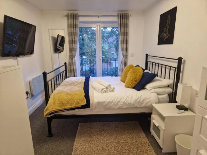 2-bedroom apartment *NR CITY CENTRE WITH PARKING*