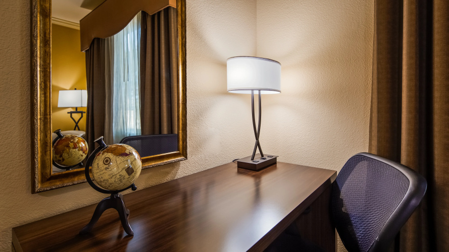 Best Western Plus Crown Colony Inn & Suites