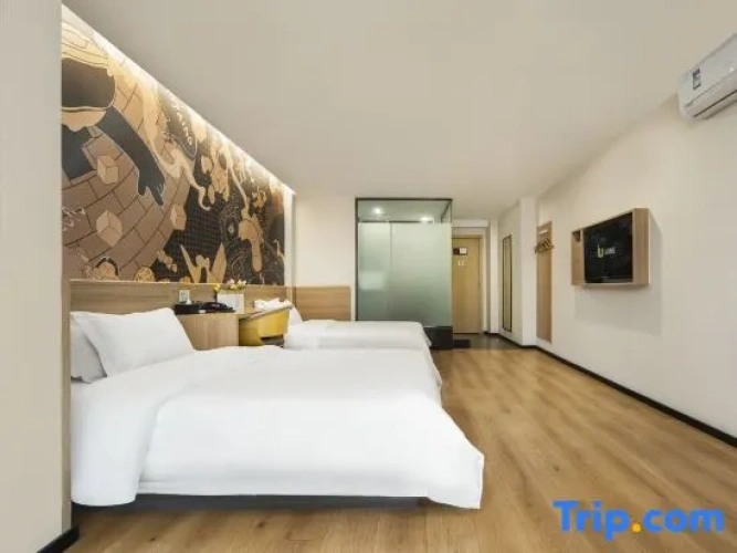 Standard Double room with street view