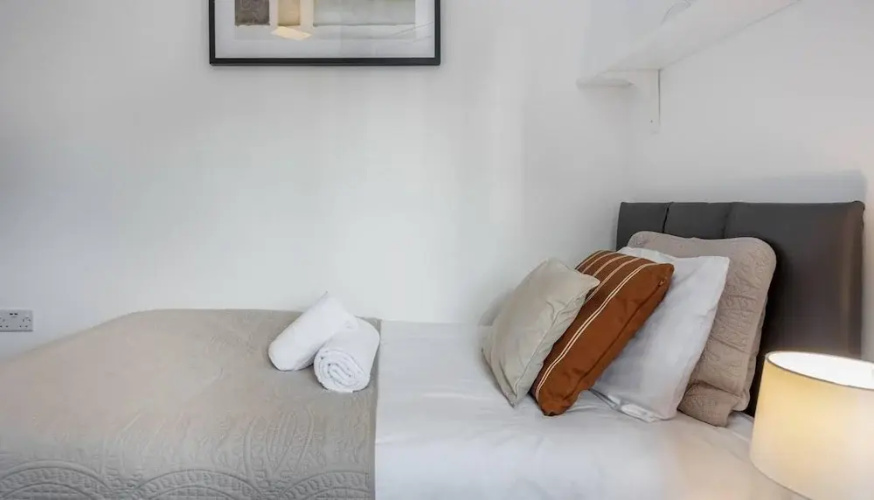 2 Bed Apartment Sleeps 5 - Wifi, Free Parking