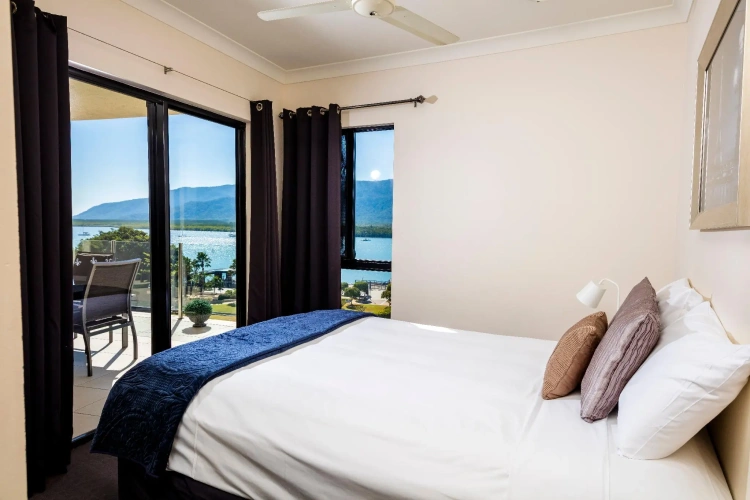 2 Bedrooms Apartment with water view