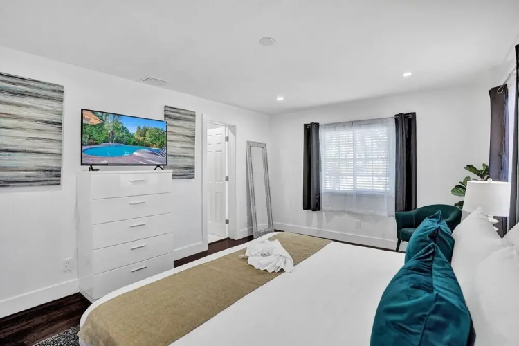 4BR Hollywood Beach Home with Pool