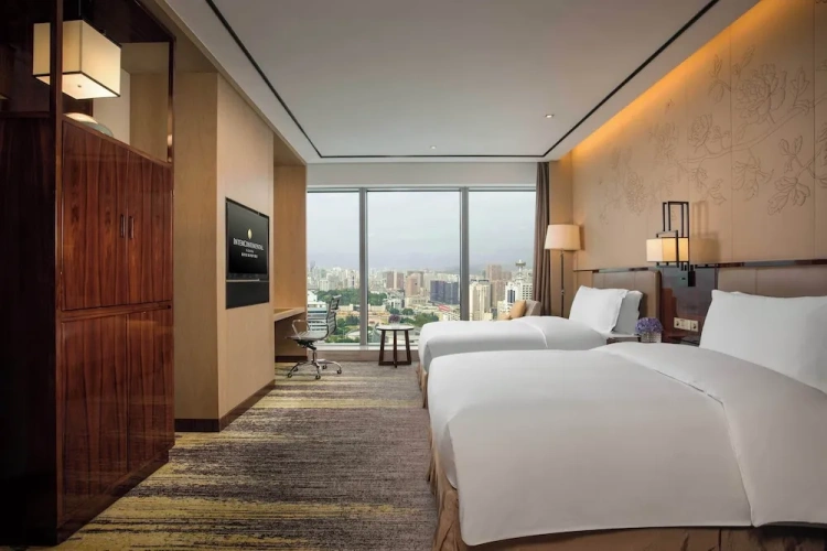 Classic Quadruple Club room
