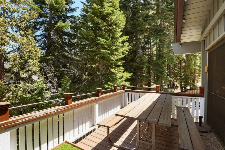 Standard room with balcony and with mountain view