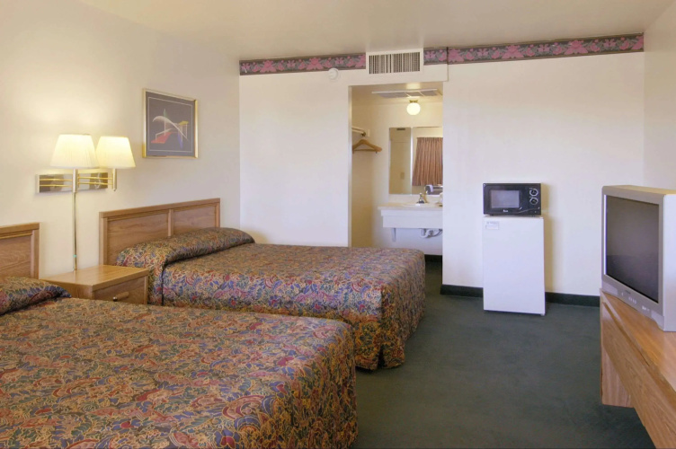 Super 8 By Wyndham Vernon