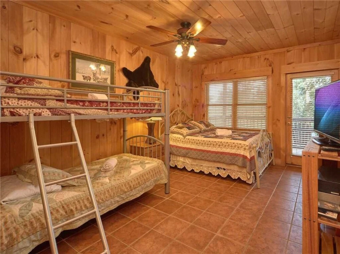 Bear Pause II - Three Bedroom Cabin
