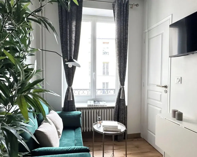 1587 Charonne