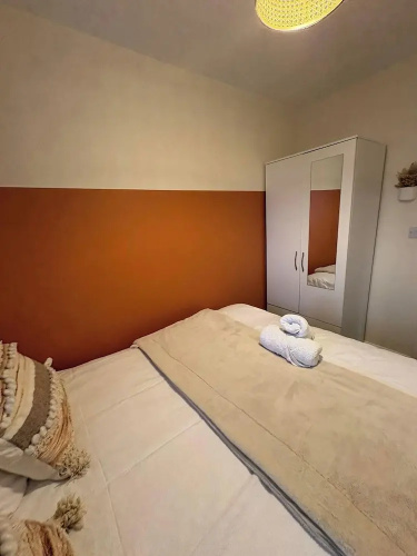 Spacious 3-bed House - Sleeps 8, Garden & Parking