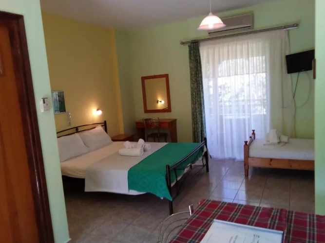Standard Triple room with garden view