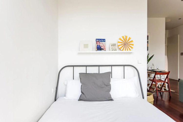 Bonjardim Studio w/ Balcony by LovelyStay