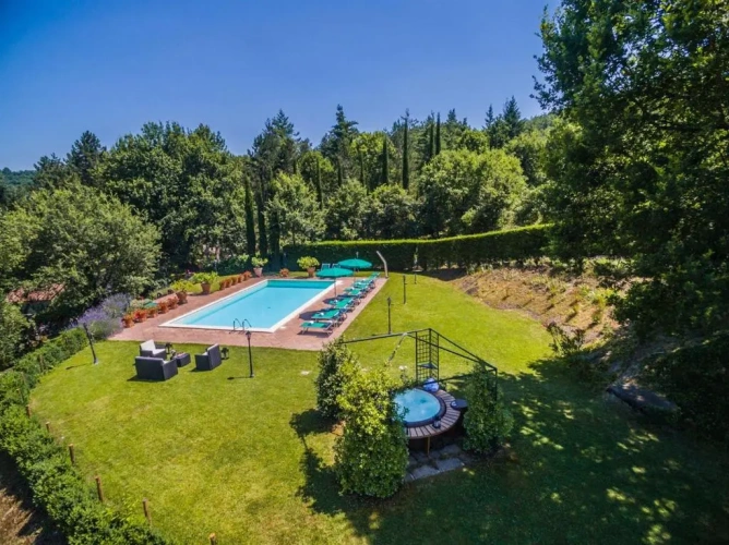 5 Bedrooms Villa