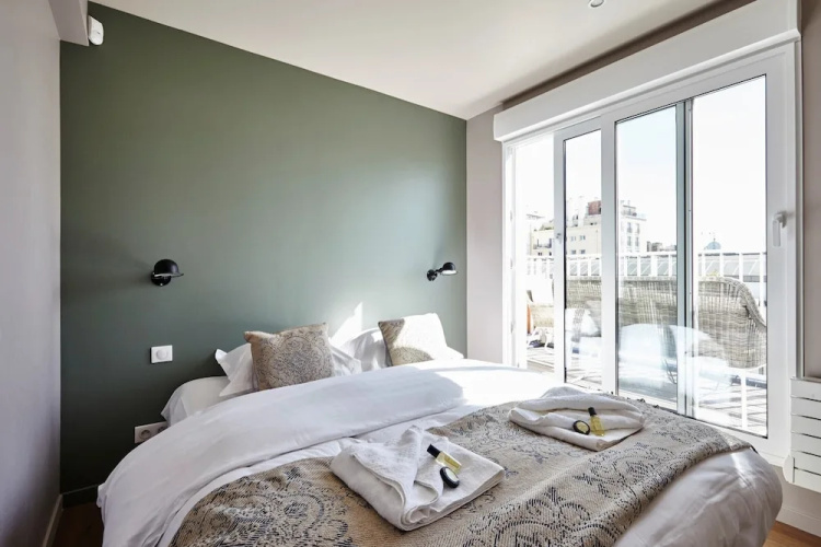 Stunning 2BR Home With Balcony in Batignolles