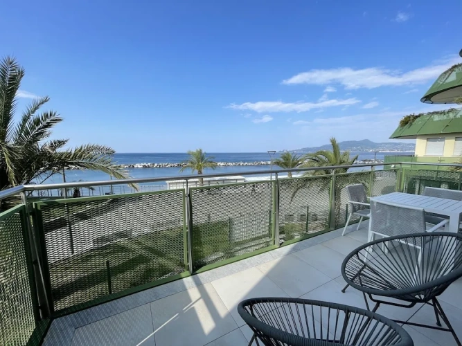 2 Bedrooms Superior Apartment with balcony and beachfront