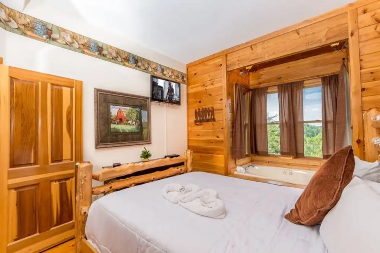 9 Bedroom Roscoe's Retreat by Hosteeva