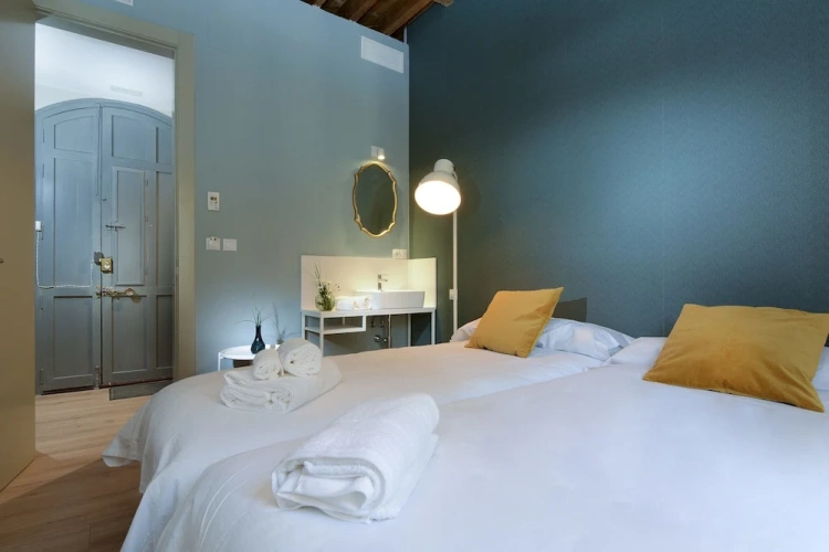 1 Bedroom Standard Twin room with balcony and with city view