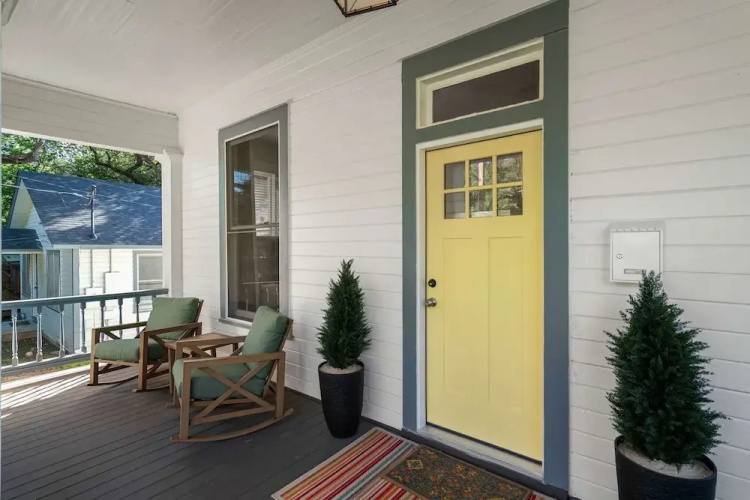 Modern Decor Walkable to Soco