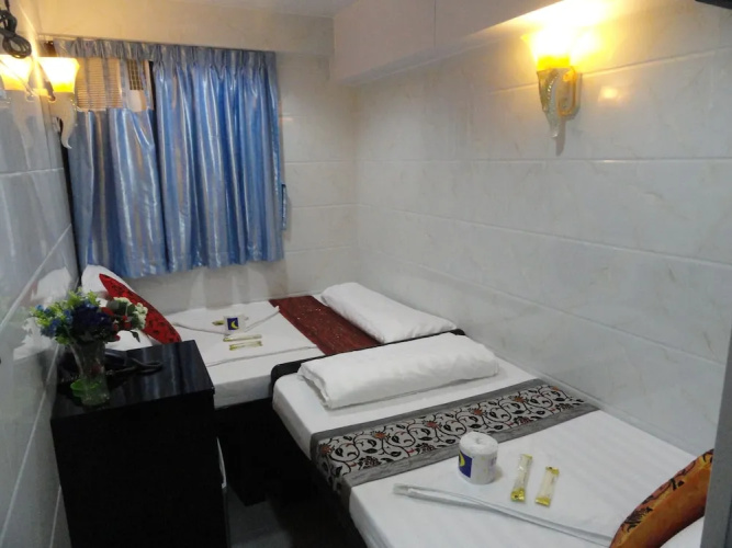 England Premier Backpackers Inn