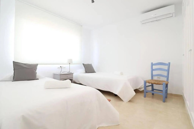Amazing 3bedroom flat with seafront views & pool by SharingCo