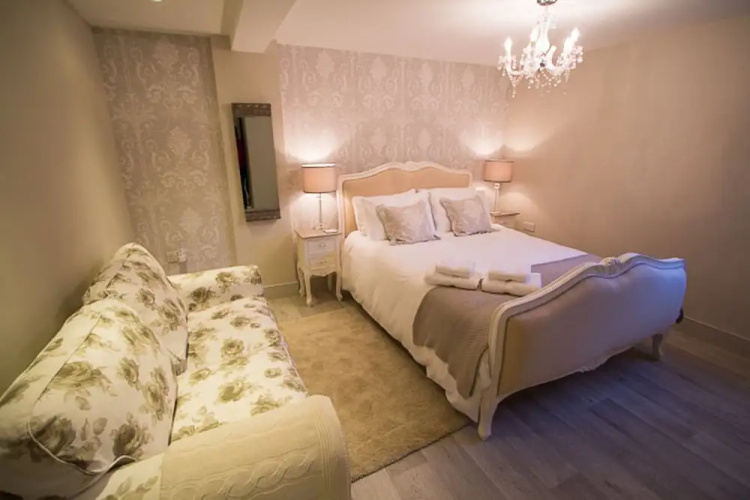 Whispering Cottages Bed and Breakfast