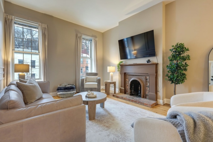 2 Bedrooms Apartment