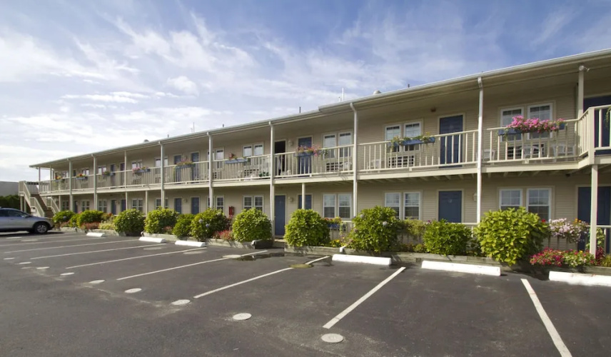 Pier 7 Condominiums - Seagull Beach, MA