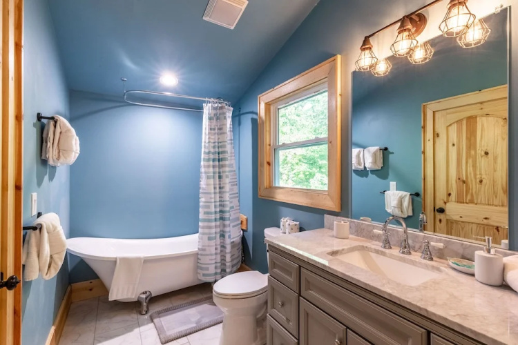 Stunning 2BR Cabin with Mountain Views