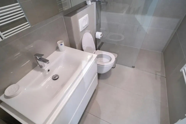 Apartment Wing 77