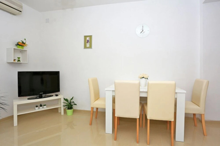 Spacious Apartment By The Beach