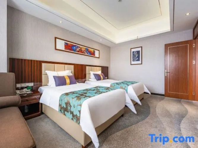 Suite with city view