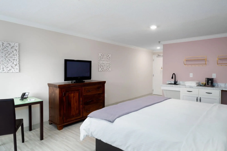 Bella Vista Hotel & Suites