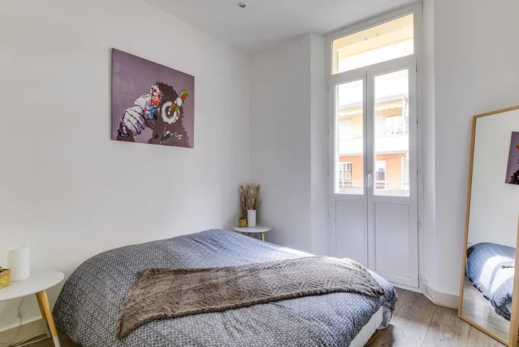Beautiful Modern 3 Bedroom Apartment in Center