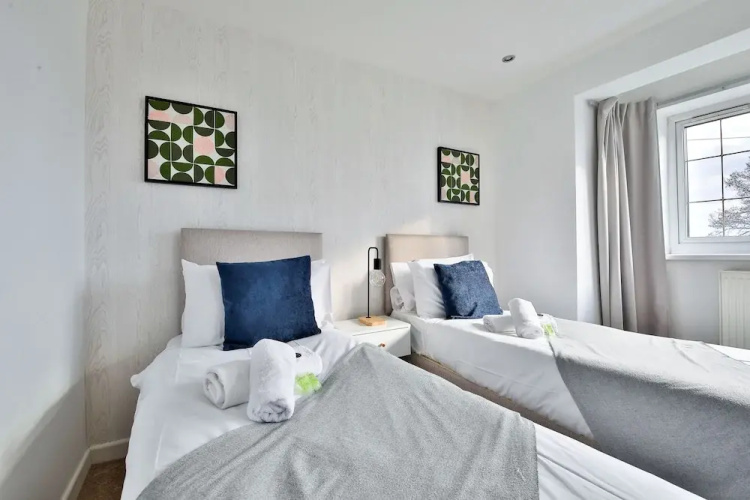 Bright & Airy 3-Bed with Parking