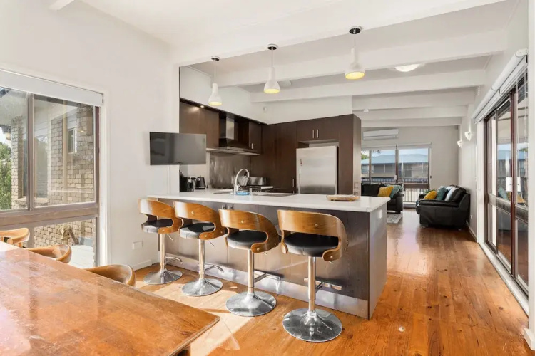 Spacious 4-bed Home 5-min From the Beach