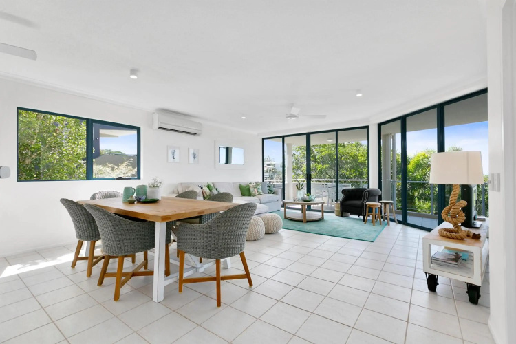 Sunny and spacious Sunshine Beach