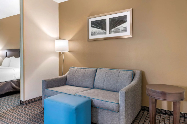 Comfort Inn & Suites Cincinnati Uptown Clifton