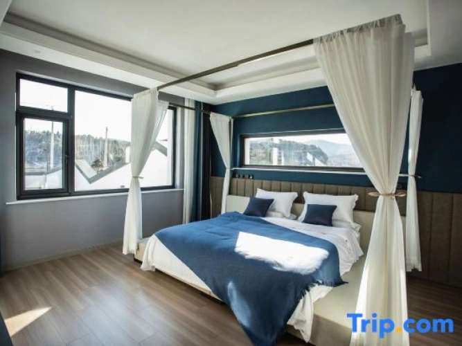 1 Bedroom Suite with mountain view
