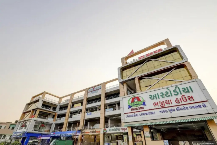 Hotel Laxmi Villa by OYO Rooms