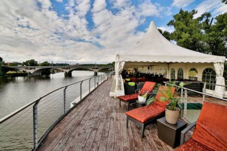 Greenyacht Hotel