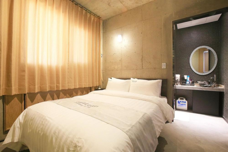 Yeongdeungpo Chateau Hotel