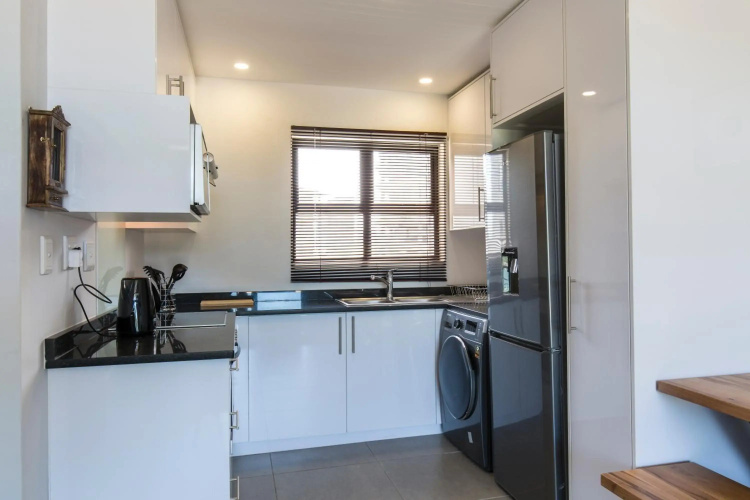 uSHAKA WATERFRONT - OUTSTANDING OPEN OUTLOOKS