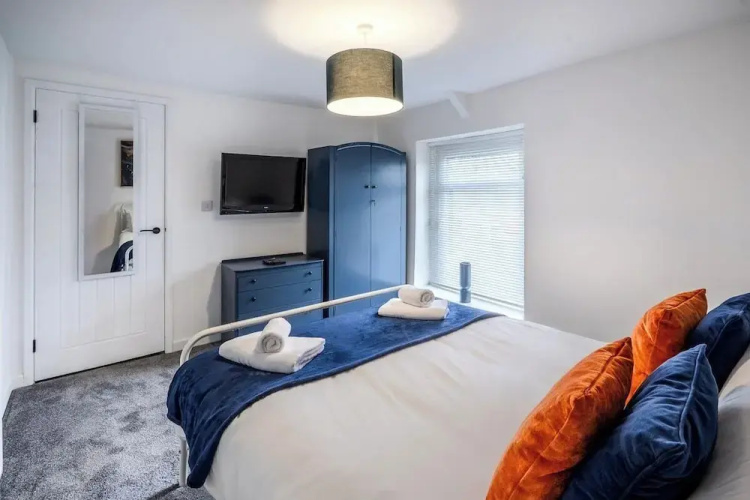 Stadium View 5-bed Retreat + Parking