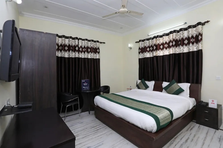 OYO 11606 Hotel K R Group