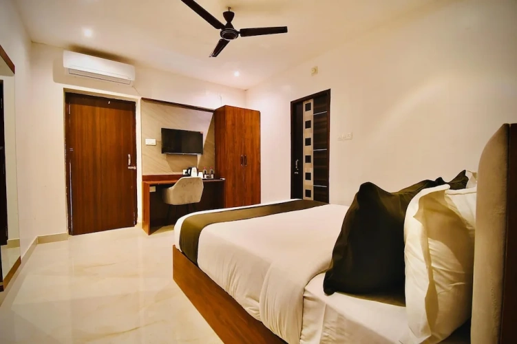 Deluxe Double room with balcony and with land view