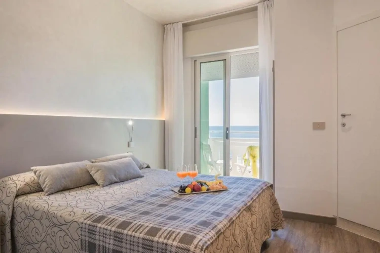 Double room with balcony and seafront