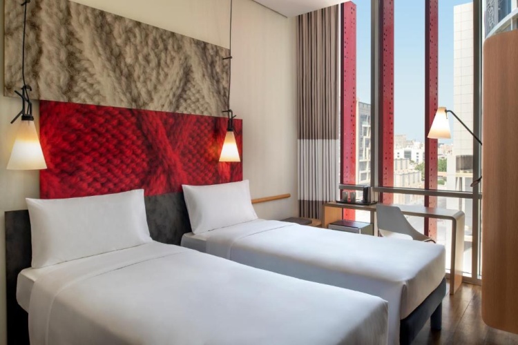 Standard Twin room with pool view
