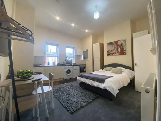 Modern studio apartment - great location!