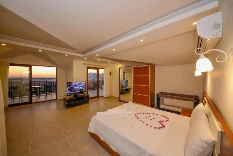 5 Bedrooms Luxury Villa