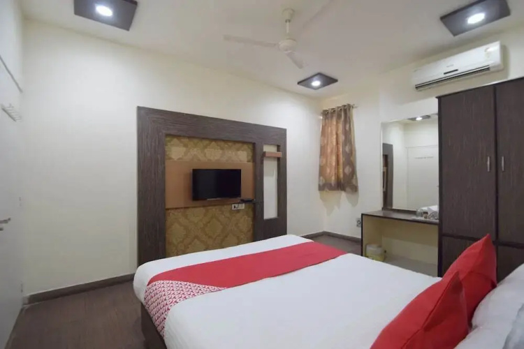 Hotel C-9 by OYO