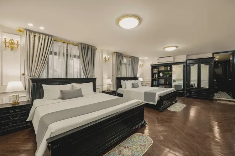 Deluxe Quadruple room with city view