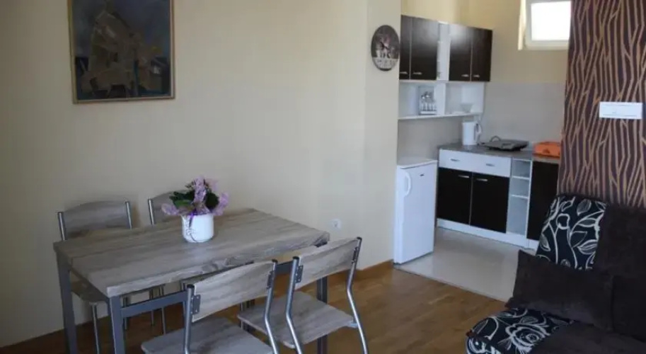 Seventh summit apartments